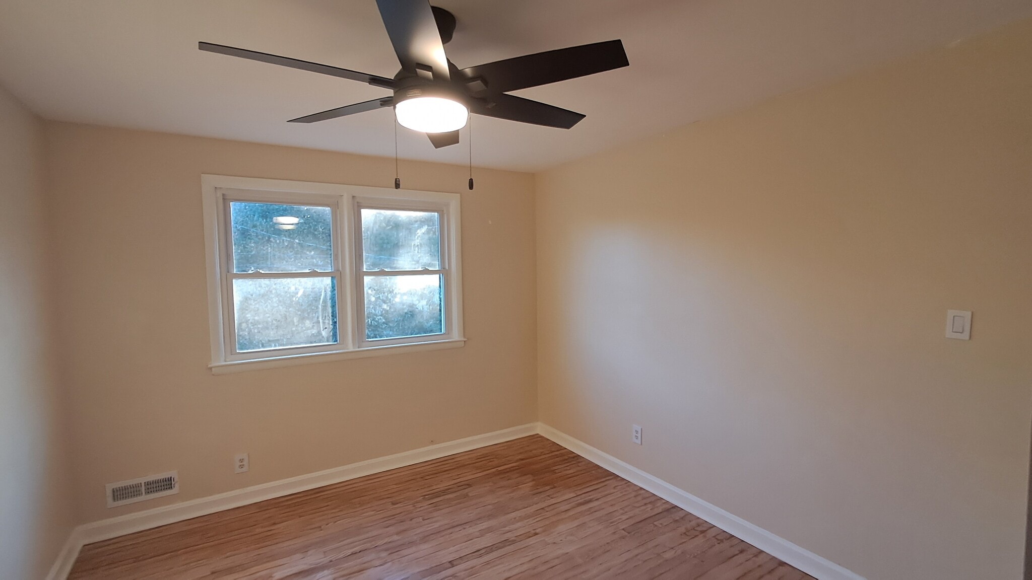 Building Photo - 855 Reverdy Rd