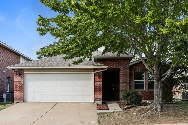 Building Photo - 1901 Lariat Dr