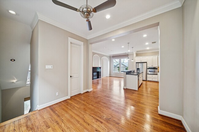 Building Photo - 2024 Vermont St