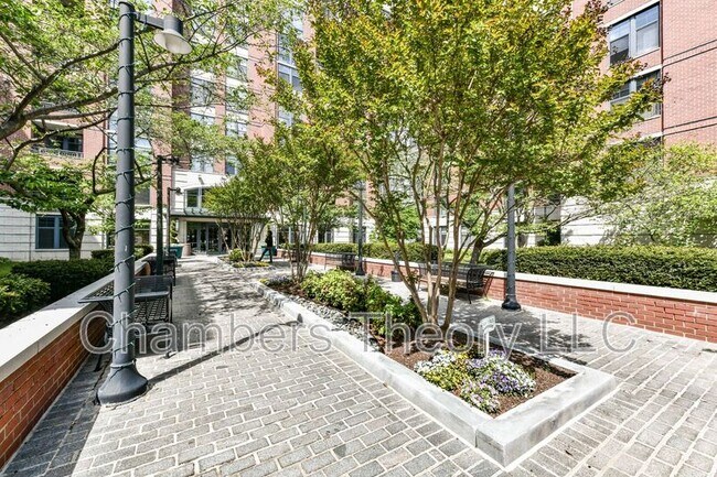 Building Photo - 1021 N Garfield St