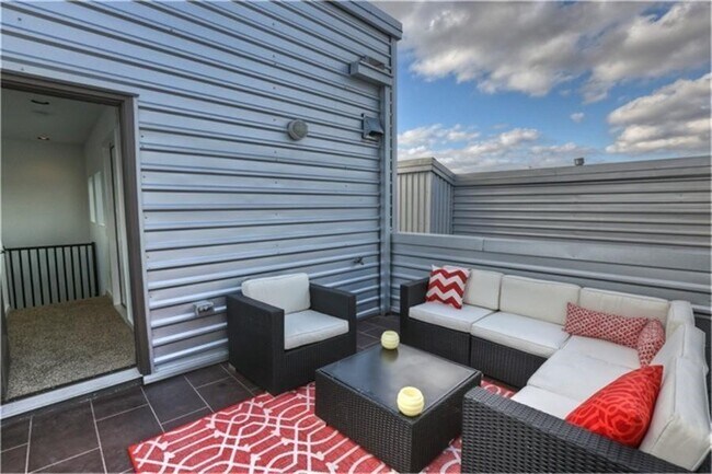 Building Photo - 317 Sydnor St