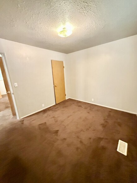 Building Photo - 180 N 200 W St