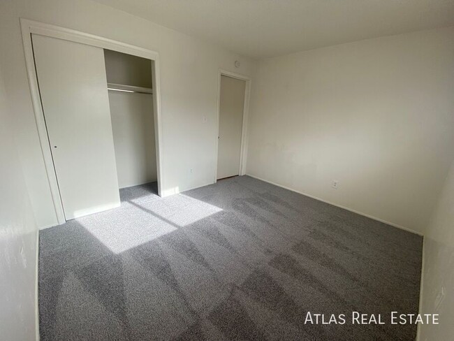 Building Photo - Beautiful spacious apartment, 2 Bed 2 bath!