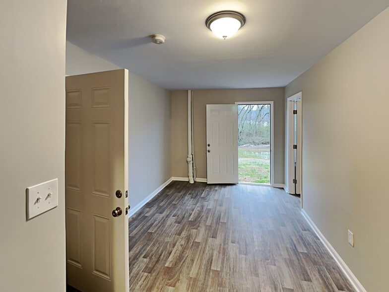 Building Photo - 401 Brookside Dr