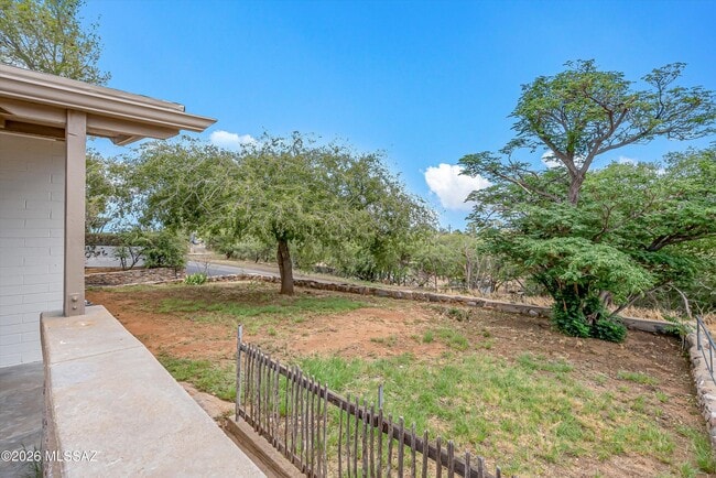 Building Photo - 730 N Robles Rd