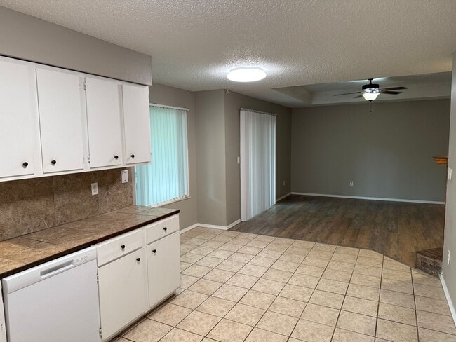 Building Photo - 3 Bedroom! 2 Baths! 2 Car Garage!  Kickapo...