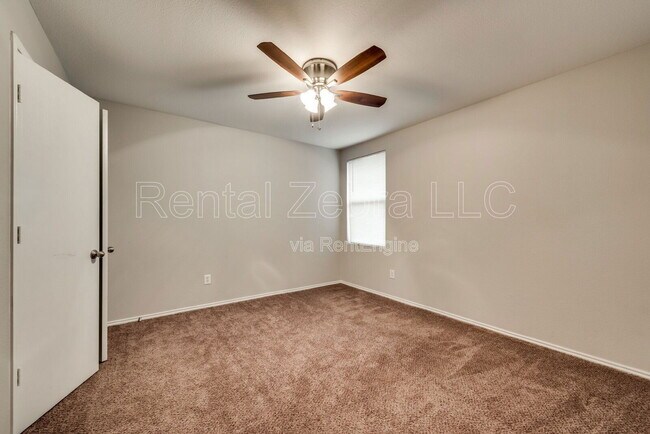 Building Photo - 2909 Goldenrod Dr