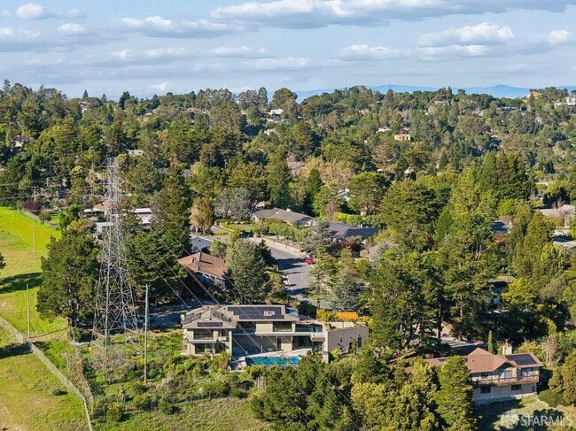 Building Photo - 1435 Lakeview Dr