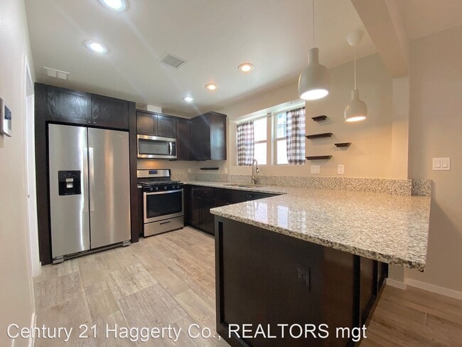 Building Photo - 4 br, 3.5 bath House - 4004 Camelot Height...