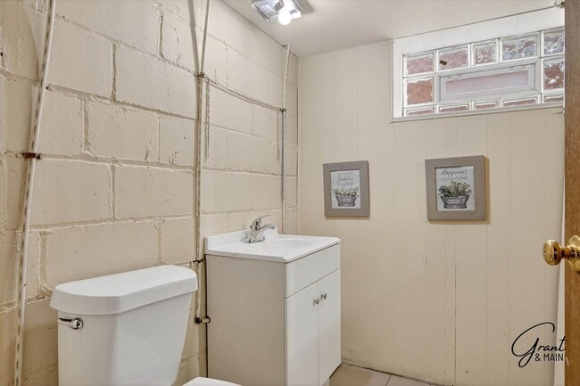 Building Photo - $1350 3 bedrooms