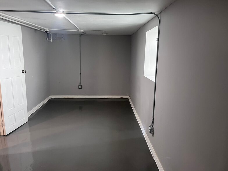 Nice size bedroom - 10109 S Prospect Ave