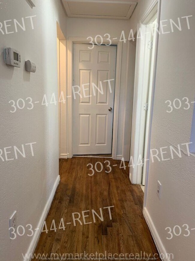 Building Photo - 3 bedroom & 1 bathroom beautiful home! Rea...