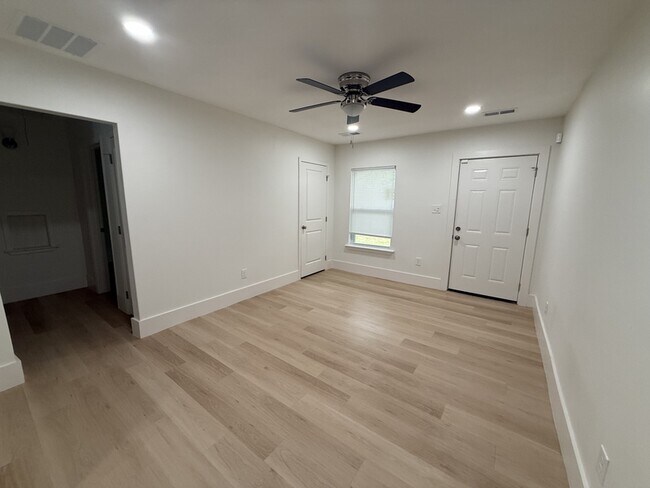 Building Photo - 940 N Hollywood St