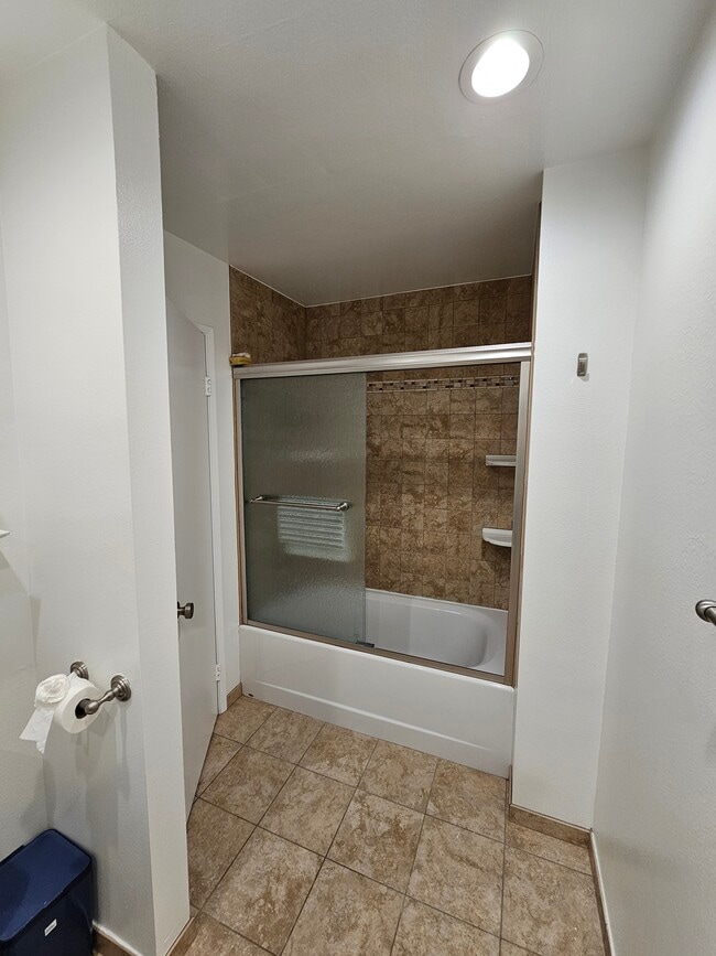 Building Photo - 400 S Flower St