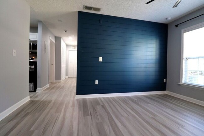 Building Photo - Newly renovated first floor condo! 2 bedrooms