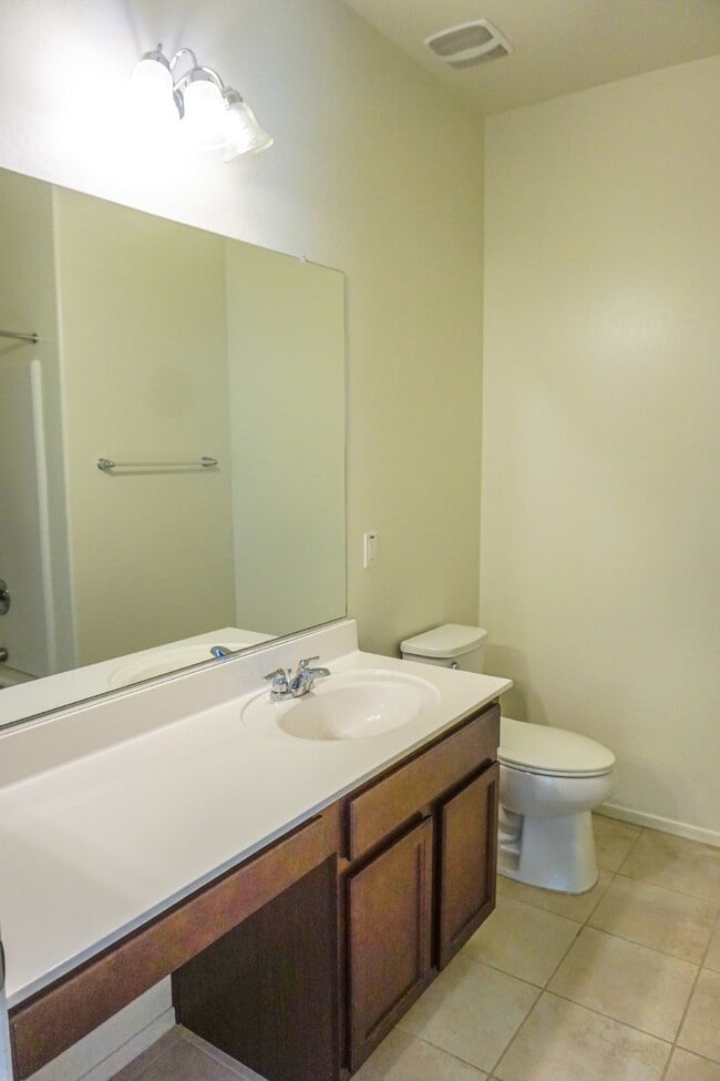 Building Photo - "Charming 3-Bed Oasis with Modern Comfort ...