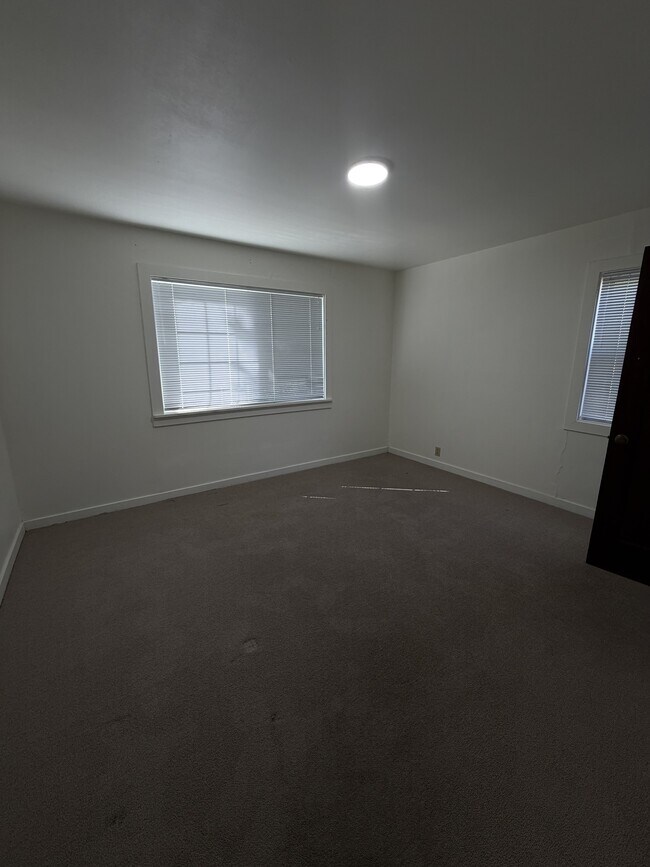 Building Photo - 913 Clover Dr