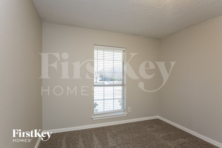 Building Photo - 805 Shadybrook Ln