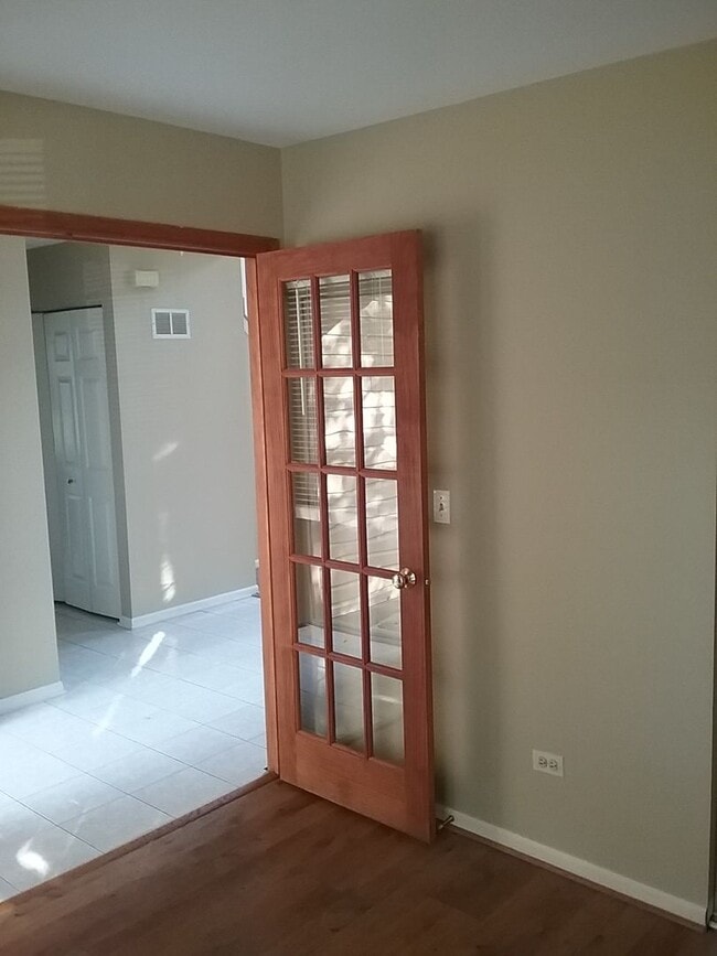 Building Photo - Large 3 Bedroom End Unit Located in the Ke...