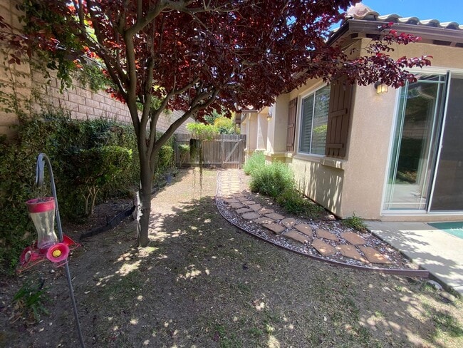 Building Photo - La Ventana Single Story Townhome