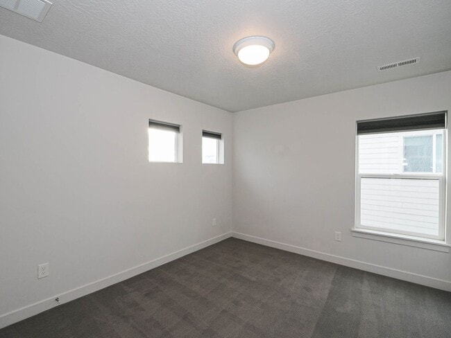 Building Photo - 3 bedroom, 2.5 Bathroom Saratoga Springs Home