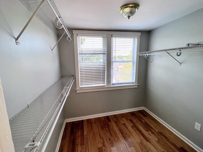 Building Photo - 4244 N Spaulding Ave