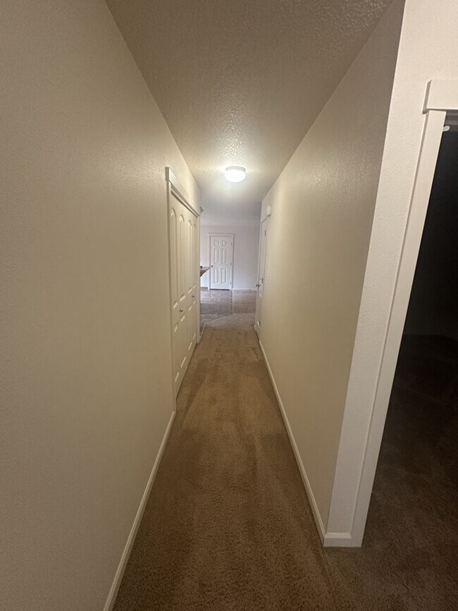 Building Photo - Three Bedroom Ranch in Orchards!