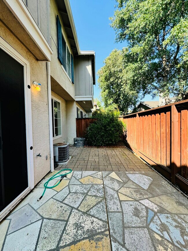 Building Photo - 10739 Dulsie Ln