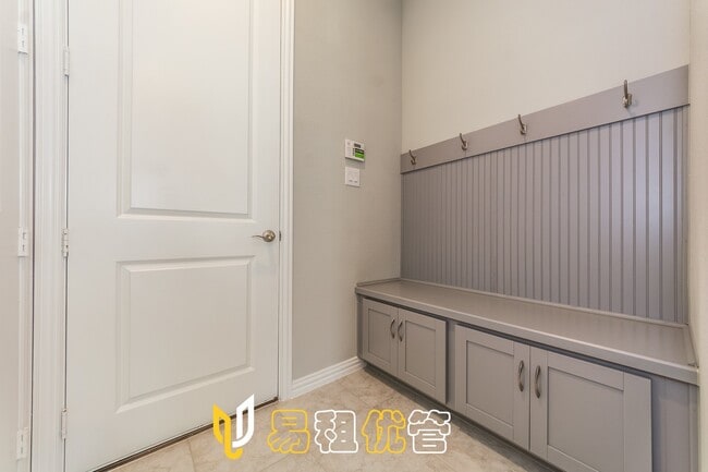 Building Photo - Adorable 3 Bedroom Townhouse-- Coming Soon!