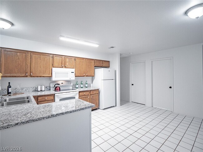 Building Photo - 825 Hedge Way