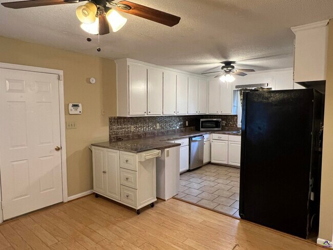 Building Photo - 212 Highland Dr