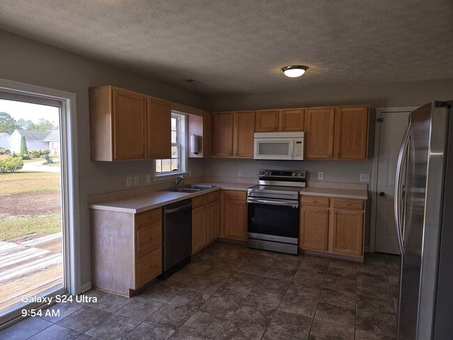 Building Photo - 3 Bedroom, 2 bath house with a bonus room and one car garage.