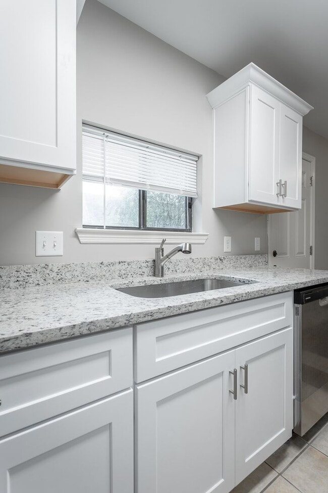 Building Photo - 2 Bedroom, 2 Bath townhome in East Brainerd!