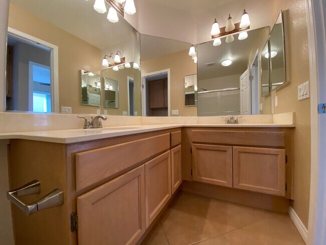 Building Photo - Santa Fe Hills 4 Bedroom Home