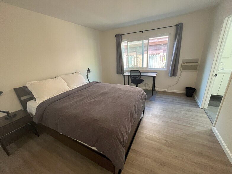 Primary Bedroom (queen bed, ensuite bathroom, walk in closet) - 1924 Park Grove Ave