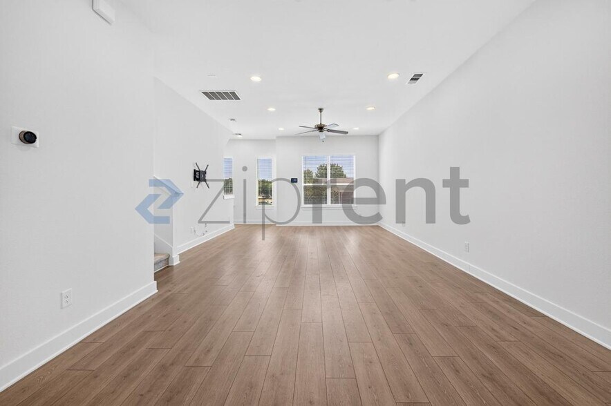 Building Photo - Unit