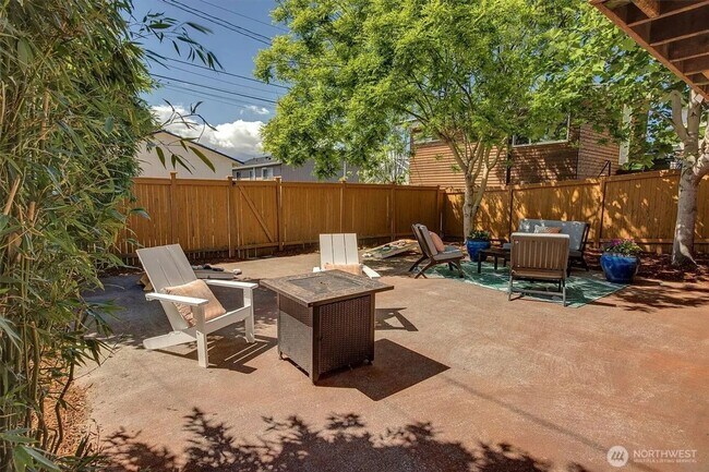 Building Photo - Alaska Junction - 3 bedroom and 2 1/2 bath...