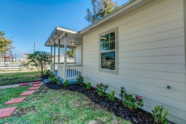 Building Photo - Homes For Rent In TX: Texas City 77590 – 9th Ave N 2BR
