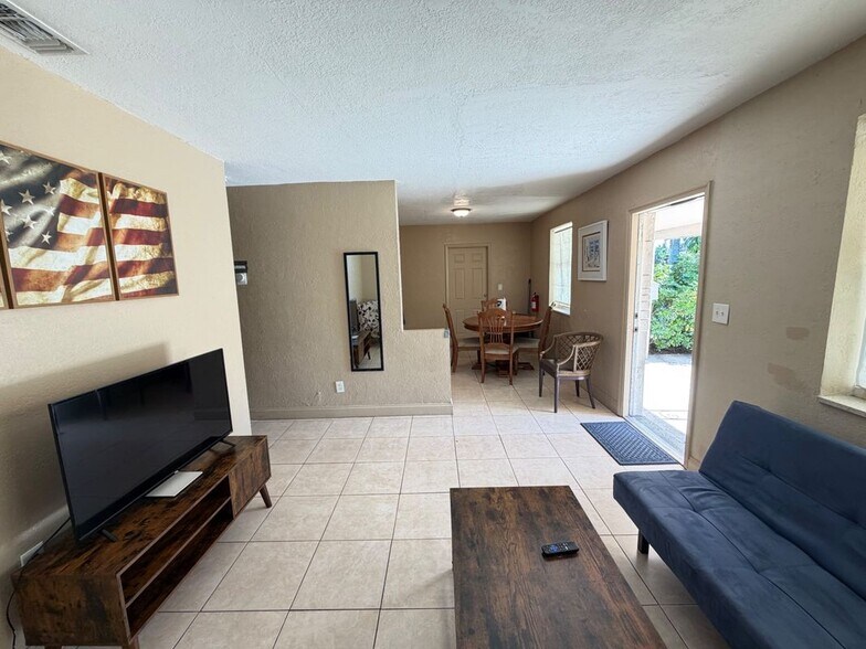 Building Photo - 212 SW 2nd Terrace