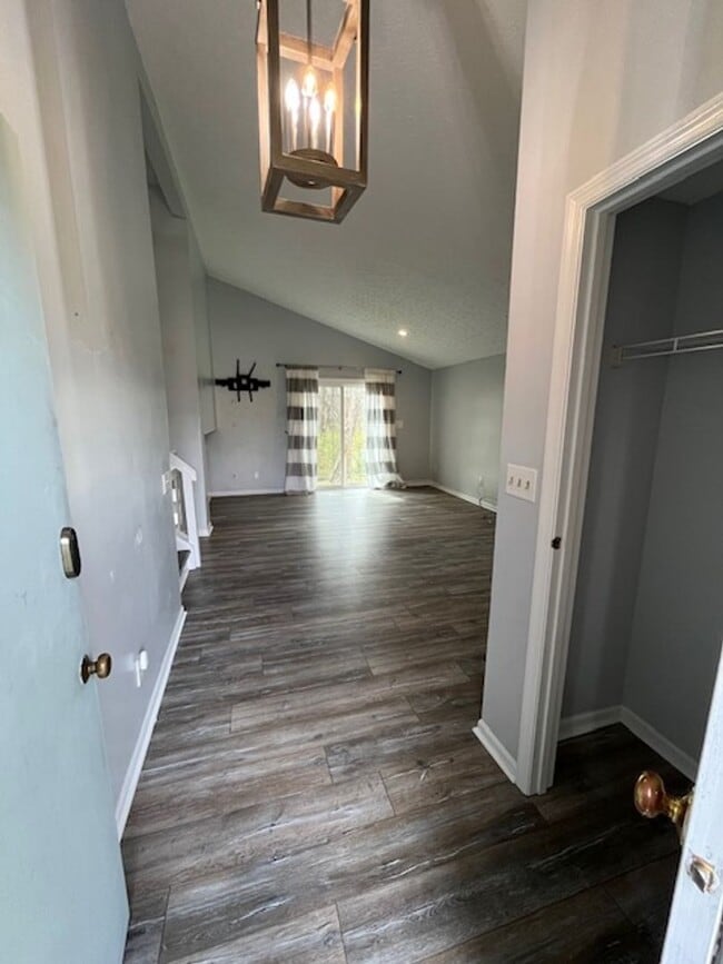 Building Photo - Beautifully remodeled 3 bedroom, 2.5 bath, 2 car garage