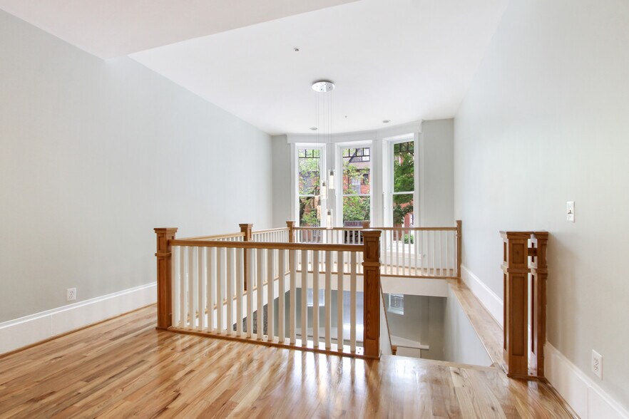 Building Photo - 836 Park Ave