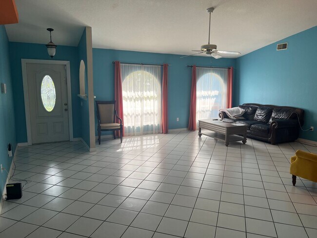 Building Photo - 3/2/2 pool home on lake in North Port