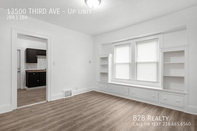 Building Photo - 13500 THIRD AVE-Up unit