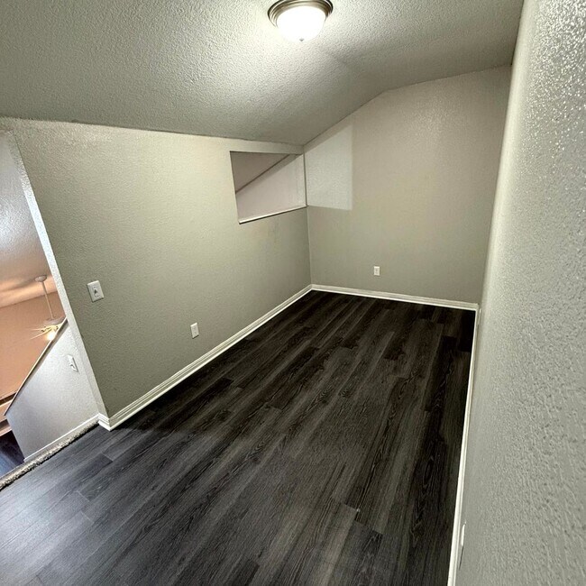 Building Photo - $400 Off 1st Full Month!* All Utilities In...
