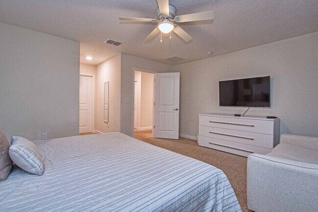 Building Photo - 4728 Sleepy Hollow Dr