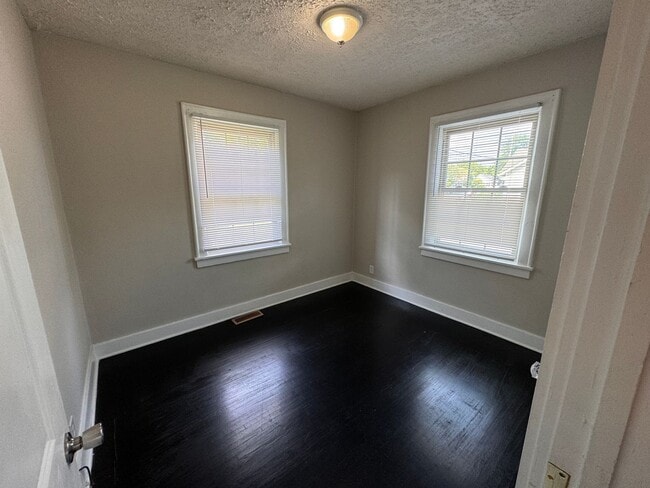 Building Photo - Charming Three bedroom, one bath house!