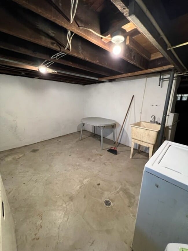 Building Photo - Charming 2 Bedroom Home with Fenced Yard Available for Pre-Lease!