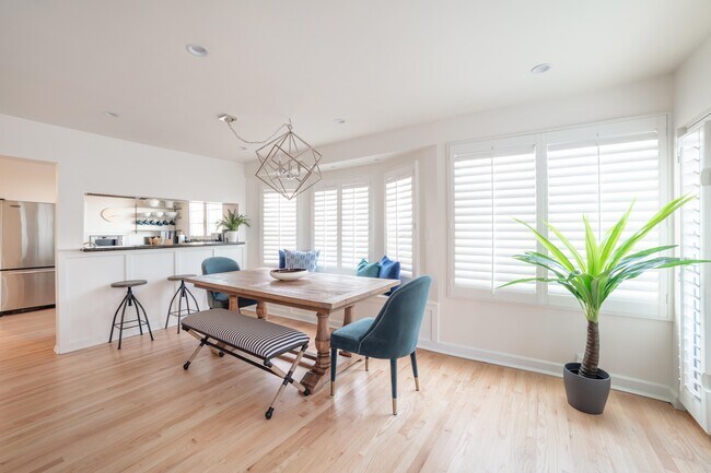 Building Photo - 204 30th St