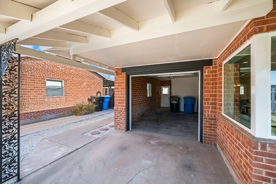 Automatic garage door - 2225 E Monterosa St