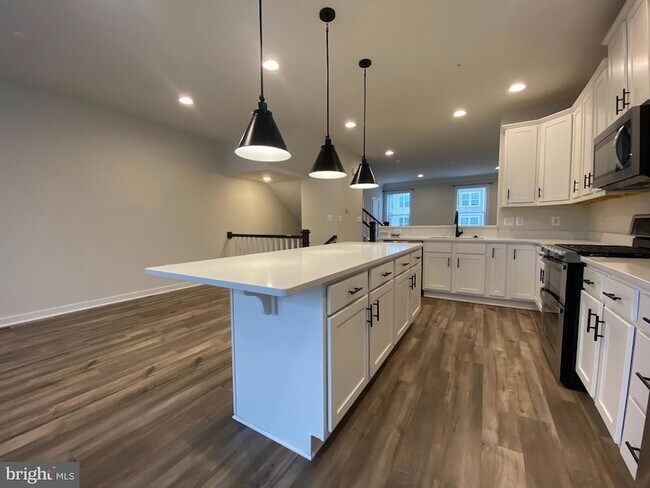 Building Photo - 8612 Shady Pines Dr